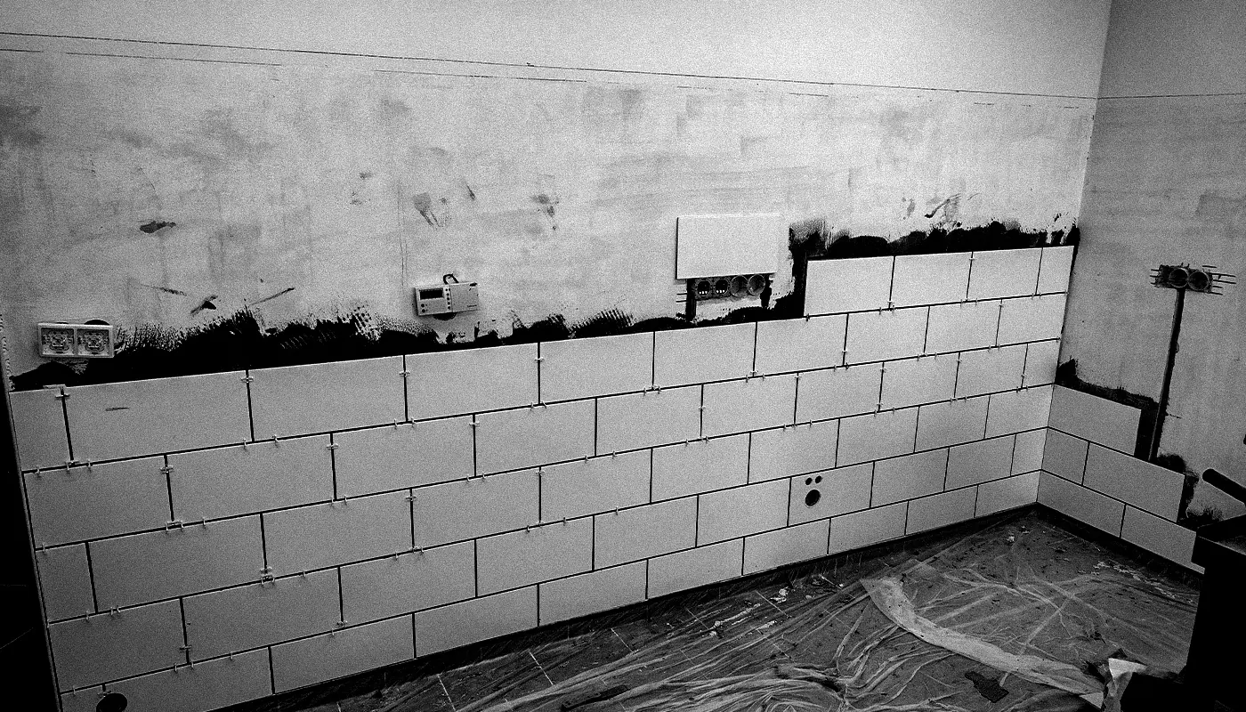 Obkládání stěn ve výrobně koření